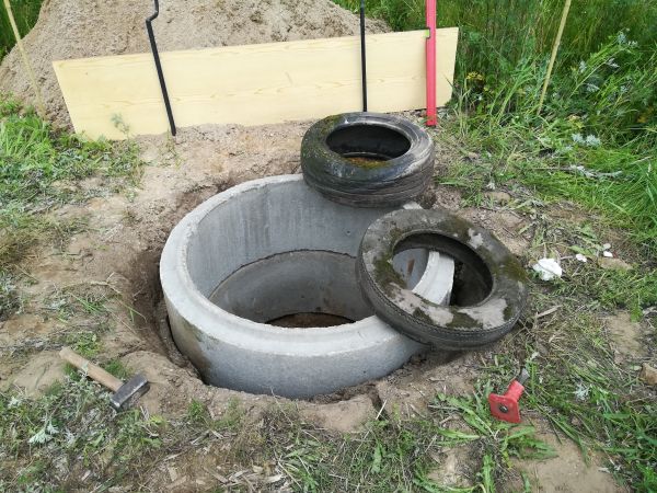 zabezpieczanie kręgu betonowego starymi oponami